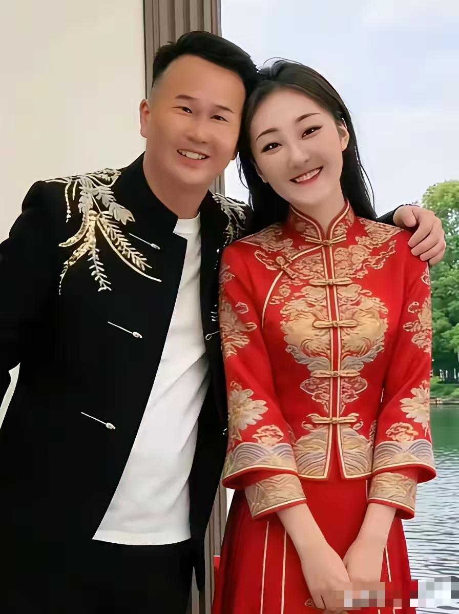 大衣哥前儿媳再婚，“帅气又多金”，还娶一个二婚女？看年龄应该比她大几岁，听说这个