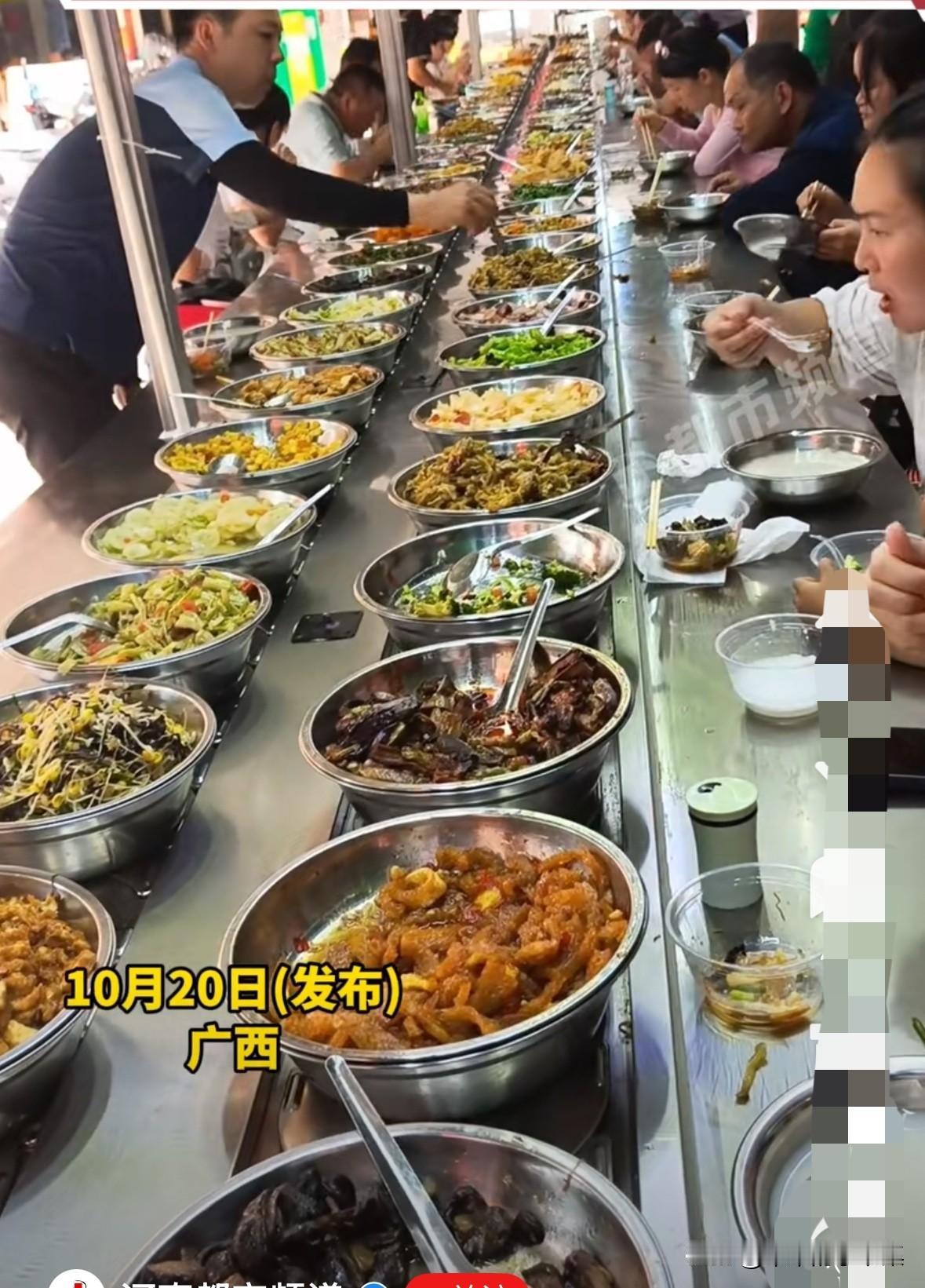 广西这位老板真有商业头脑，四十几道菜品以旋转小火锅的方式转着吃。而且公筷公勺，