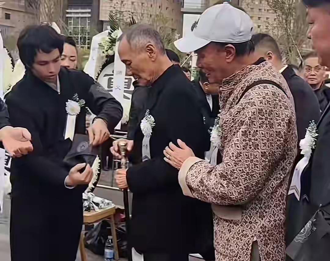 陈慧敏拄拐参加梁小龙追悼会，现场梁小龙徒弟给他佩戴白花，这一幕真的好像电影中的场