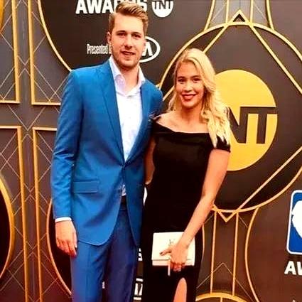 12岁相识的青梅竹马，刚生完二胎的东契奇官宣分手了。去年7月7号他特意选和球