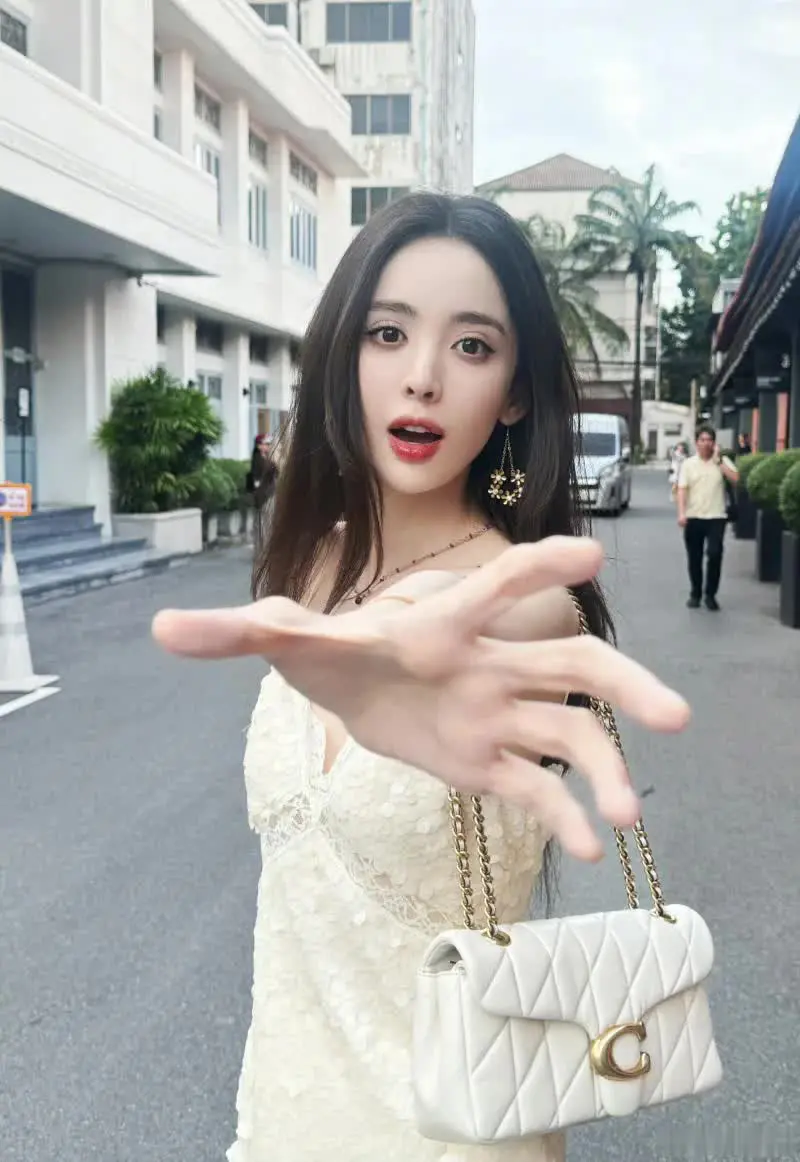 娜扎拍照为什么这么喜欢张嘴？是习惯性动作吗