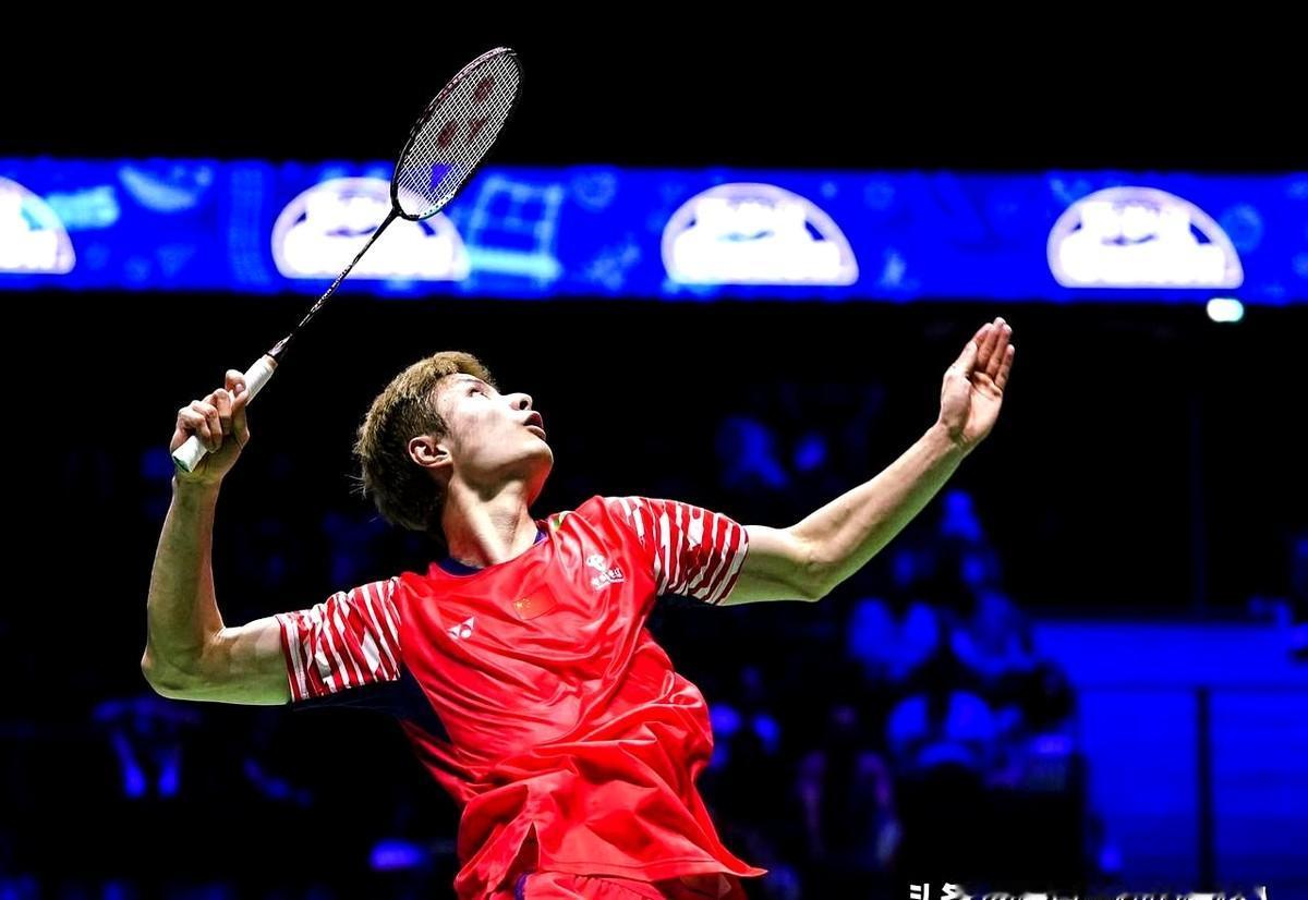 快30岁的石宇奇，体能条简直逆天！巴黎世锦赛男单决赛，看到第二局我都惊了。
