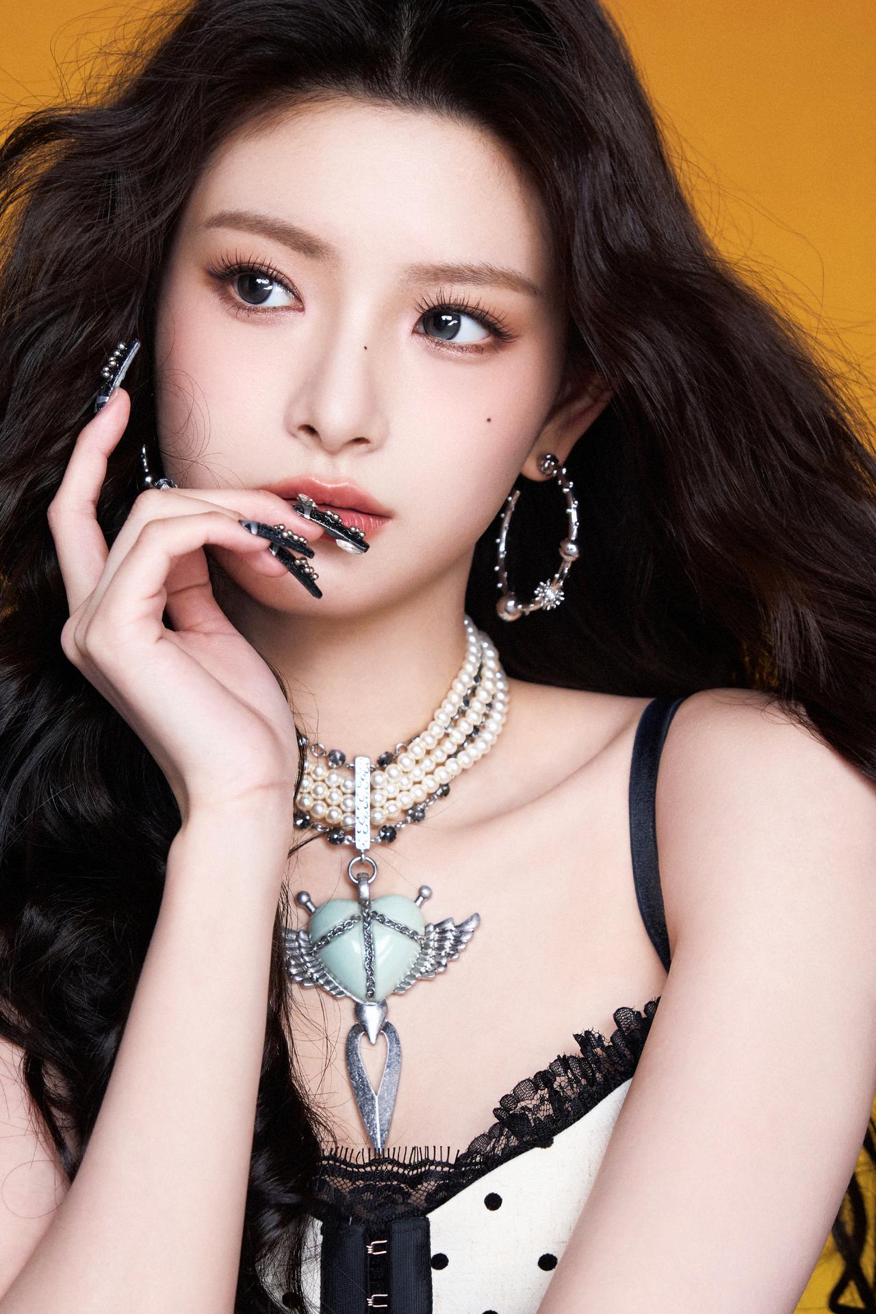 优雅与性感，你会怎么选美女明星穿搭写真