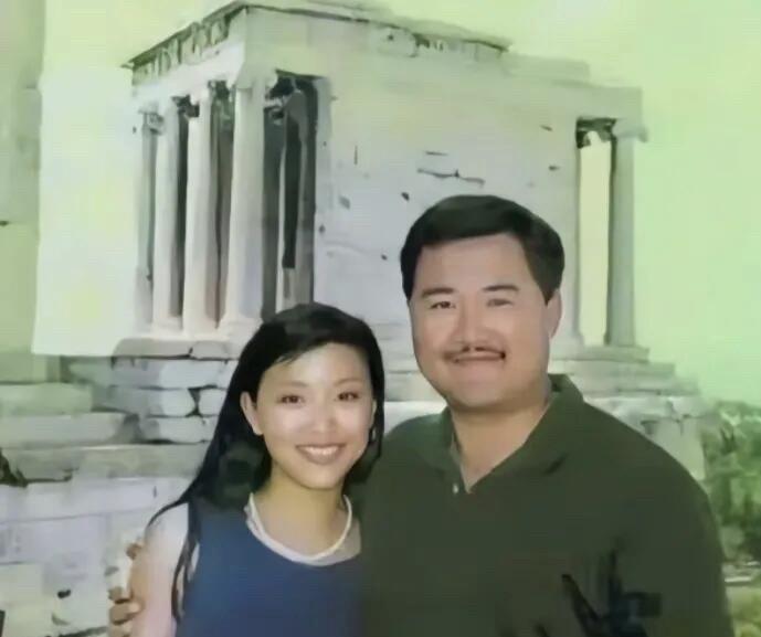那个年代的杨澜年轻又漂亮，吴征看起来也没有那么丑，谈不上帅，但也不至于难看，和杨
