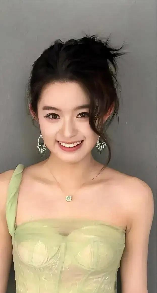 230万天价首饰不过价值300元的玻璃仿品钿甜到底碍了谁的道小女孩虚荣心的