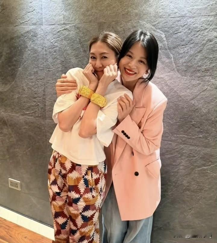 胡杏儿这人也太能处了，豪气赠送好闺蜜胡定欣一对黄金龙凤镯作为新婚贺礼。金镯子看起