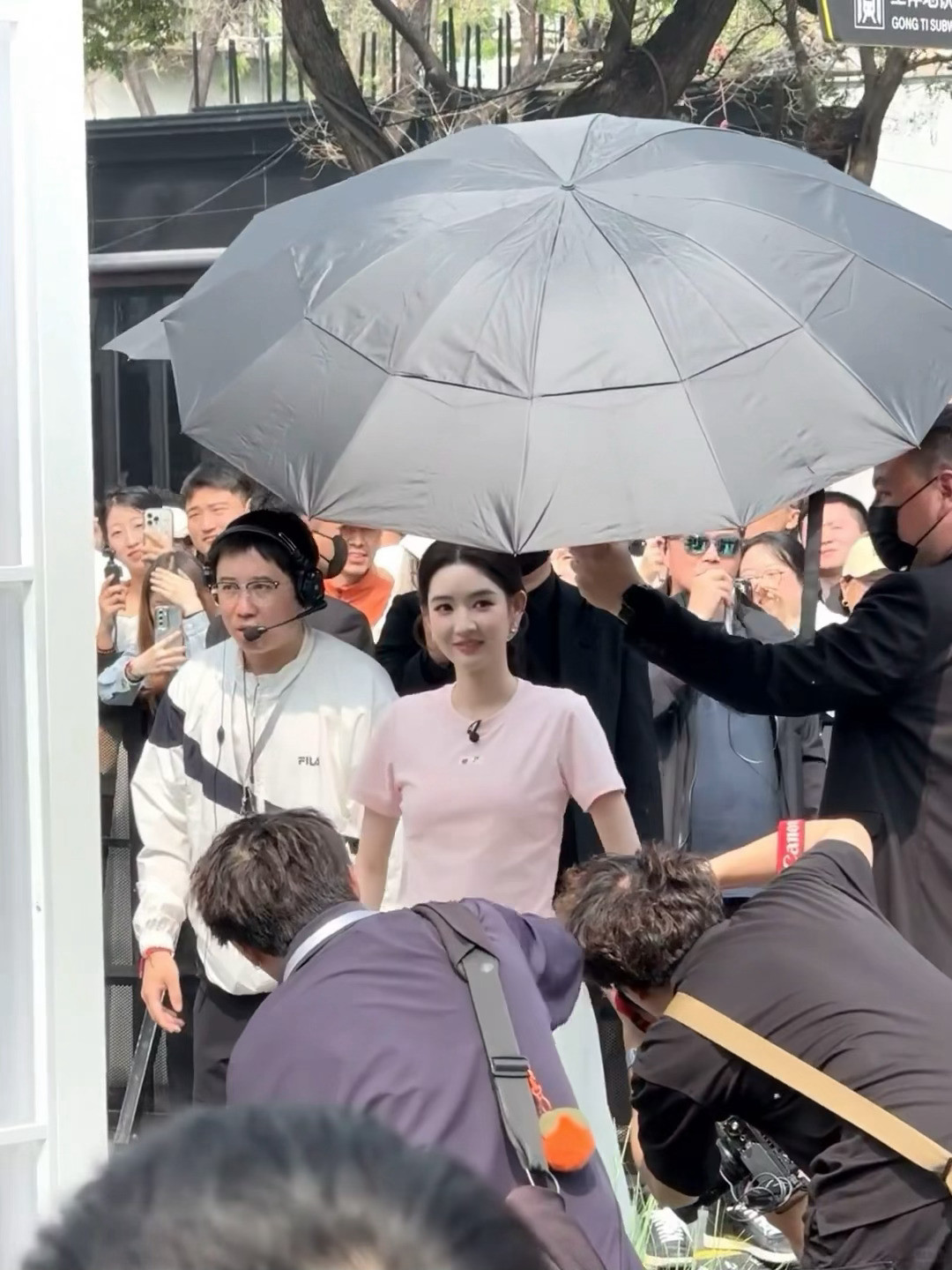 此女美成这样也太像话了！王玉雯麻花辫花苞裙造型王玉雯北京品牌活动路透