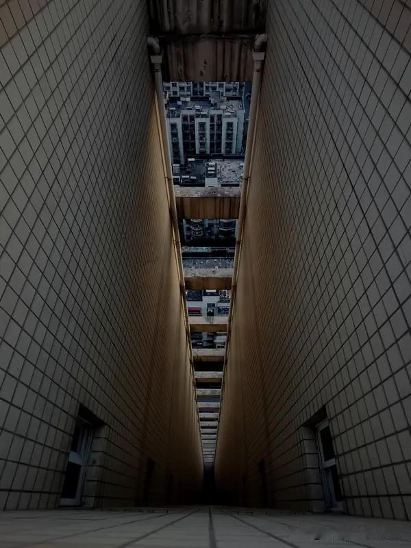 国外也是这样。你看看国外那些中产，卷成啥样了。国外的底层是快乐教育，你能看得