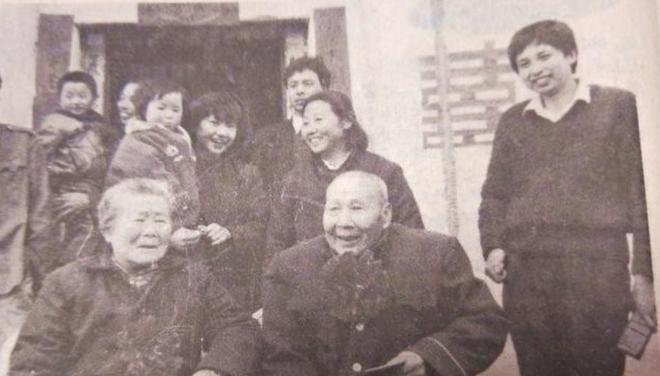 1987年，70岁蒋红英与小超市店主唠嗑，得知店主爷爷当红军经历时，心里咯噔一下