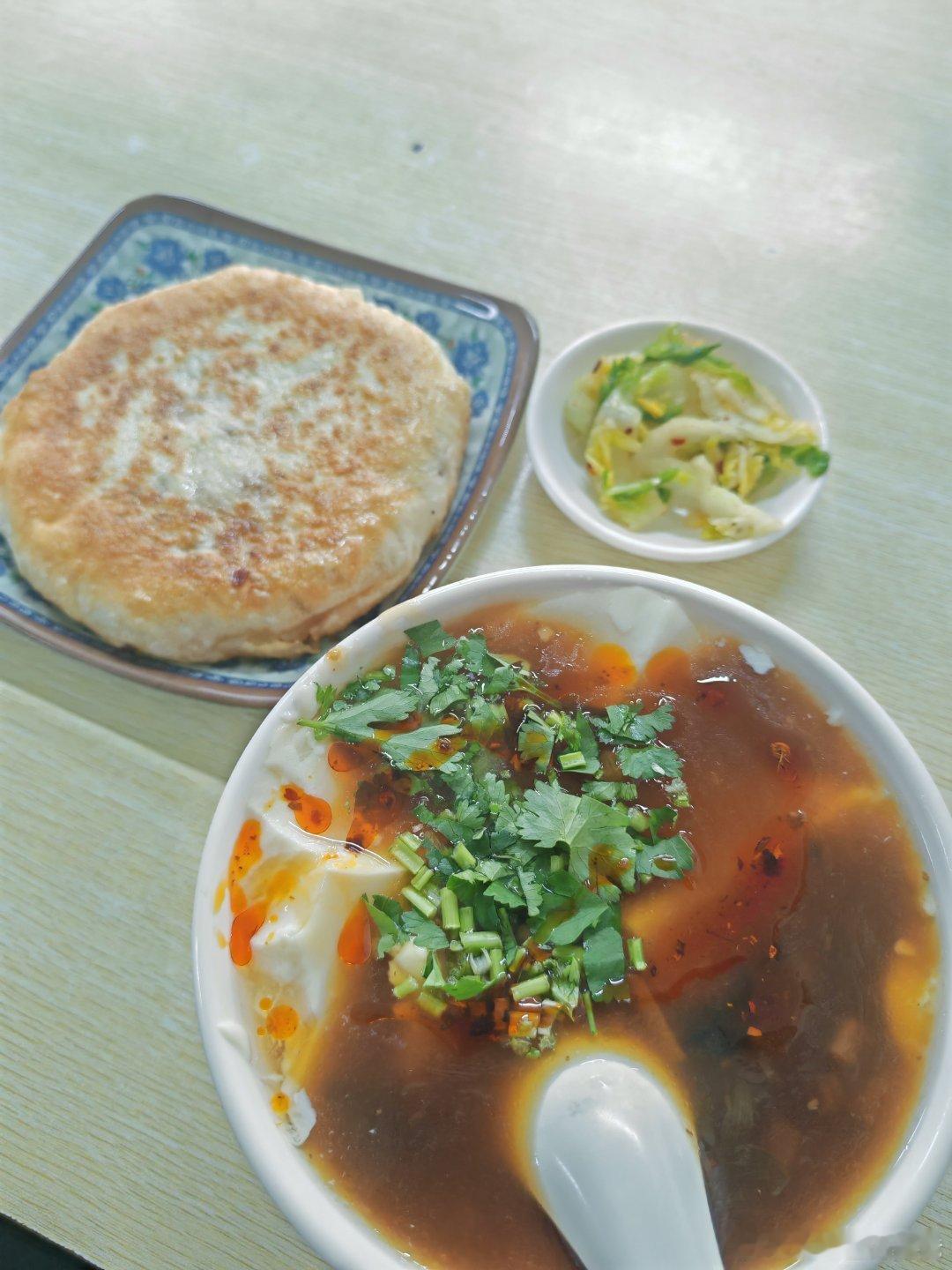 刚去吃早餐，老板说最近生意少了很多，我估计很多老人回老家了，陆续也会有年轻人回家