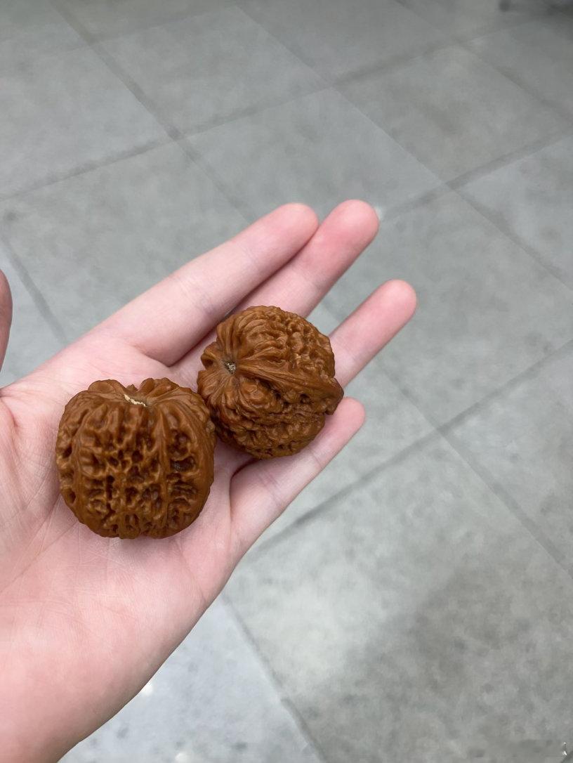 我真的想不明白。这两颗核桃，要卖好几百元。说句实在的，去买点别的什么不好？