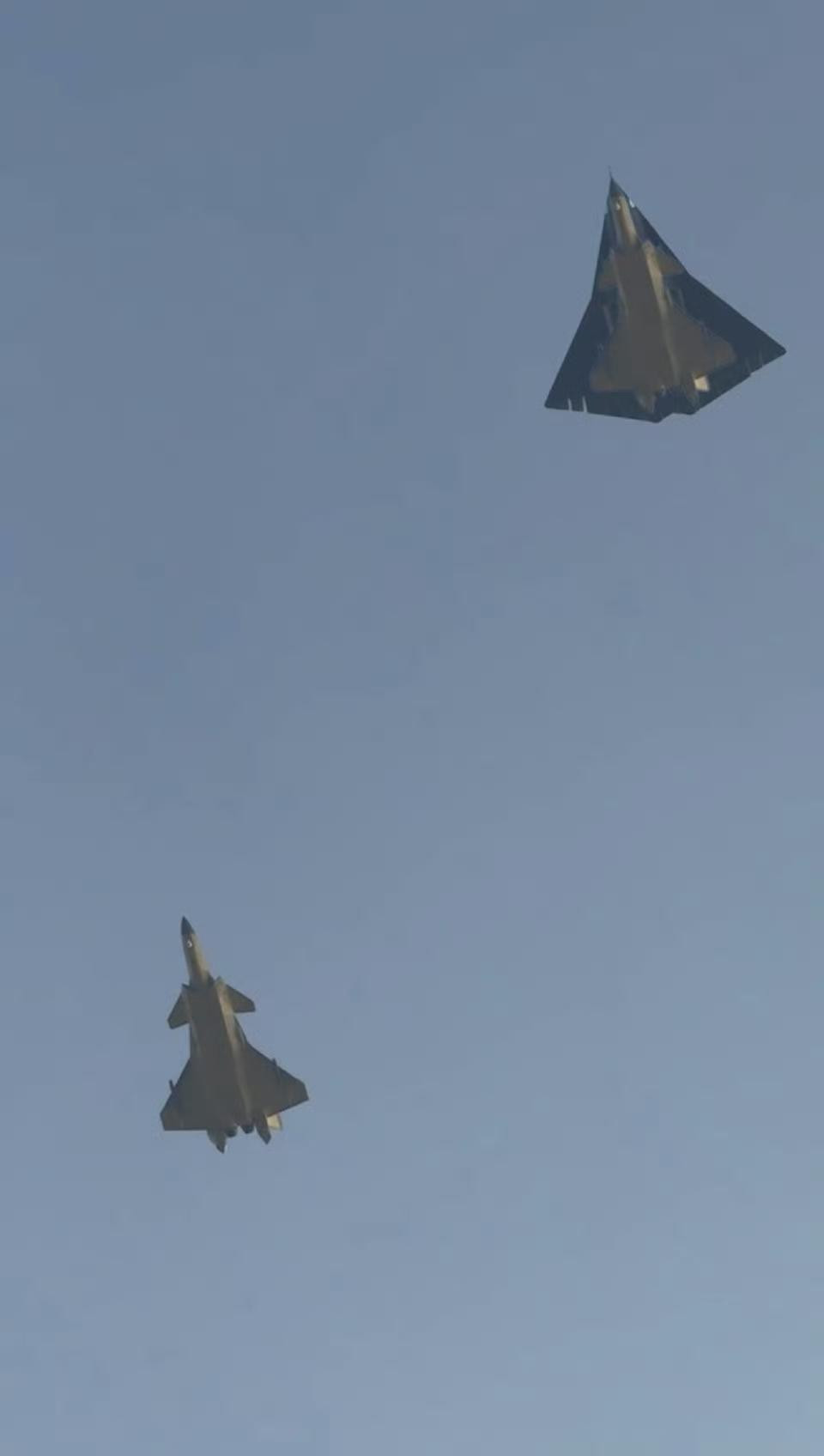 南六与伴飞的J20，这么看来就像J20穿上了翼装飞行！按局座的逻辑是J20改，追