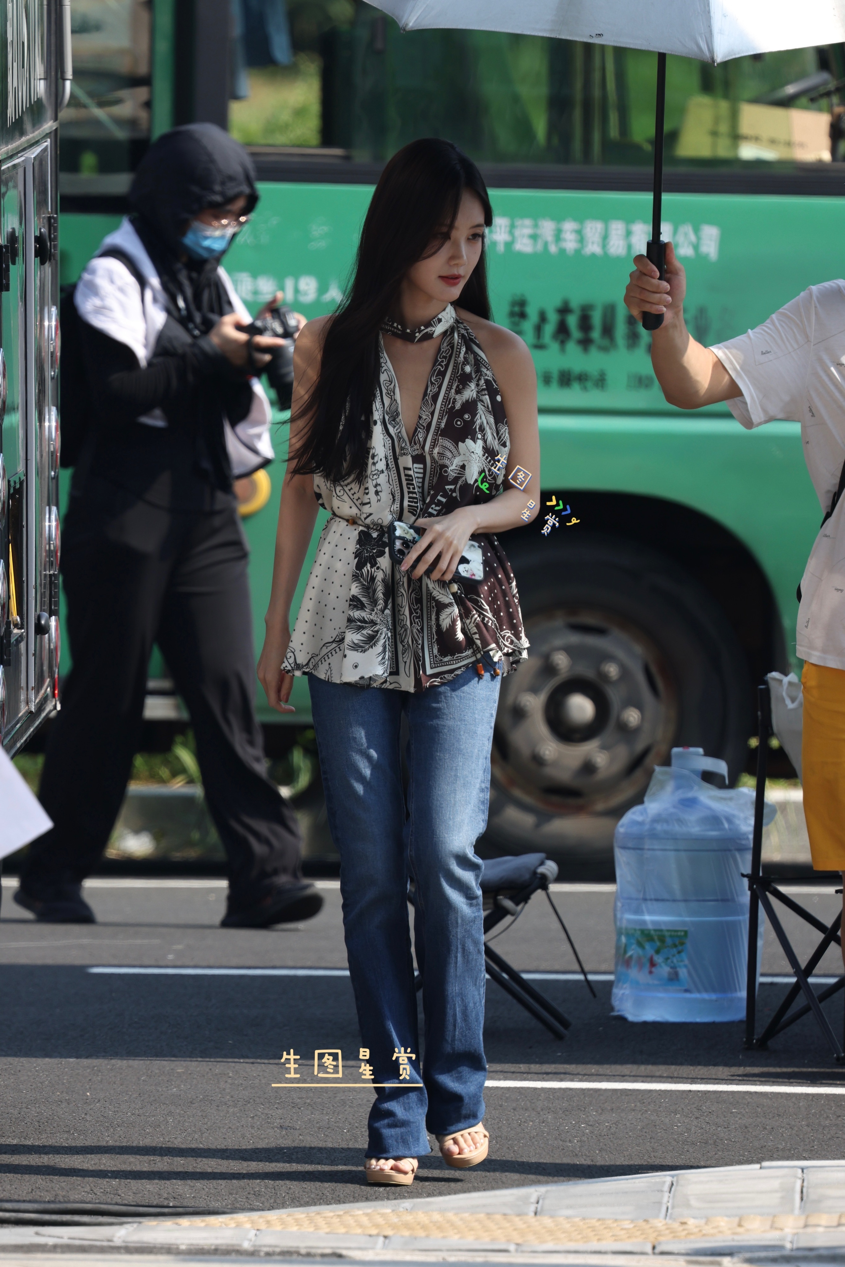 李一桐的狗狗会直播了李一桐一桐挂脖露背衫牛仔裤大长腿裸色一字带细高跟