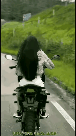 长发女孩骑着摩托车在路上飞驰。这样的骑车技巧太难了。危险程度也很高！