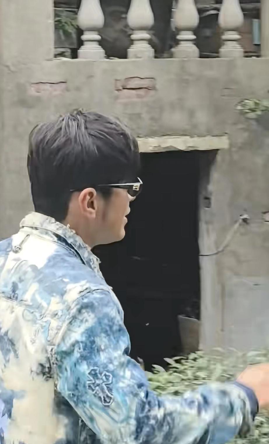 周杰伦下山用了90秒，他的女助理背两个包，用了3分钟。网友把这段视频翻出来。