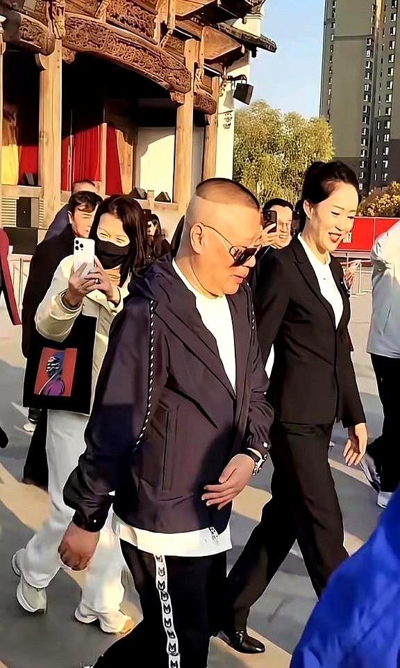 咱就是说郭德纲这气场也太顶了吧！现在网上吵翻了，有人说他明明颜值普通，出门却