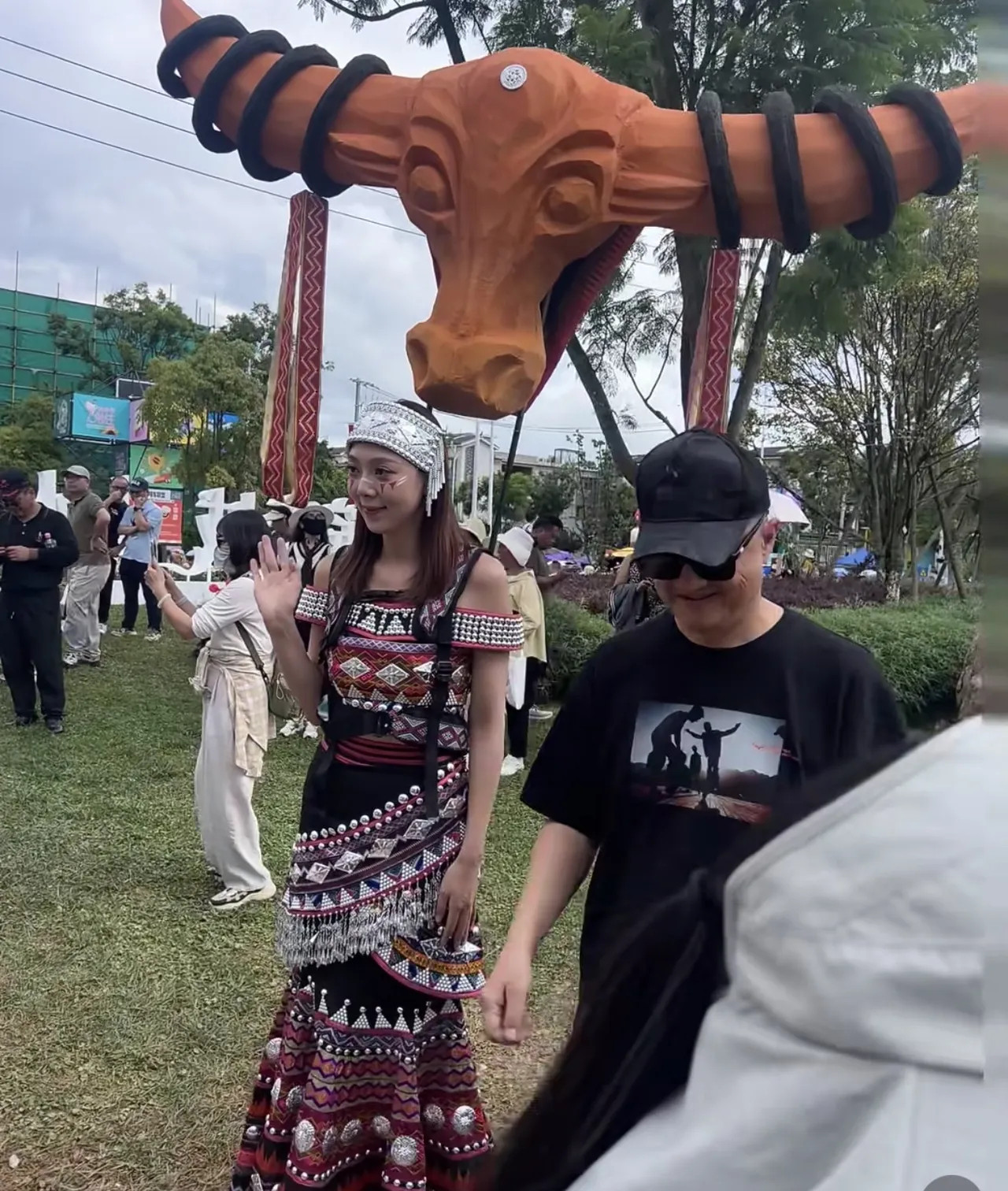 54岁李亚鹏又又又创业了，在昆明开新民宿，开业仪式现场曝光，昆明文旅负责人都来了