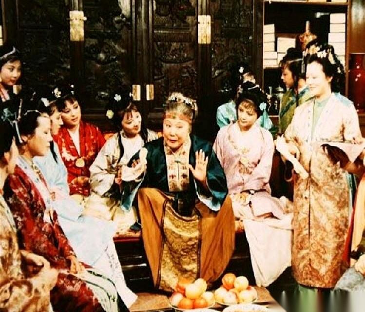 你以为贾府的姑娘们是养在深闺的千金大小姐？错了。她们更像是摆在货架上，等着被