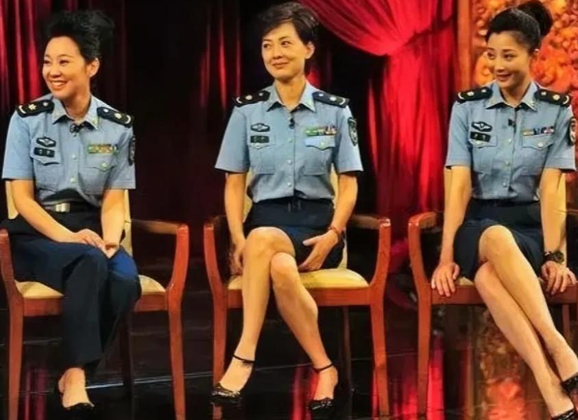 原来她们三位都当过兵！中间的牛莉、右边的殷桃，我看着眼熟，可左边这位穿军装端坐的