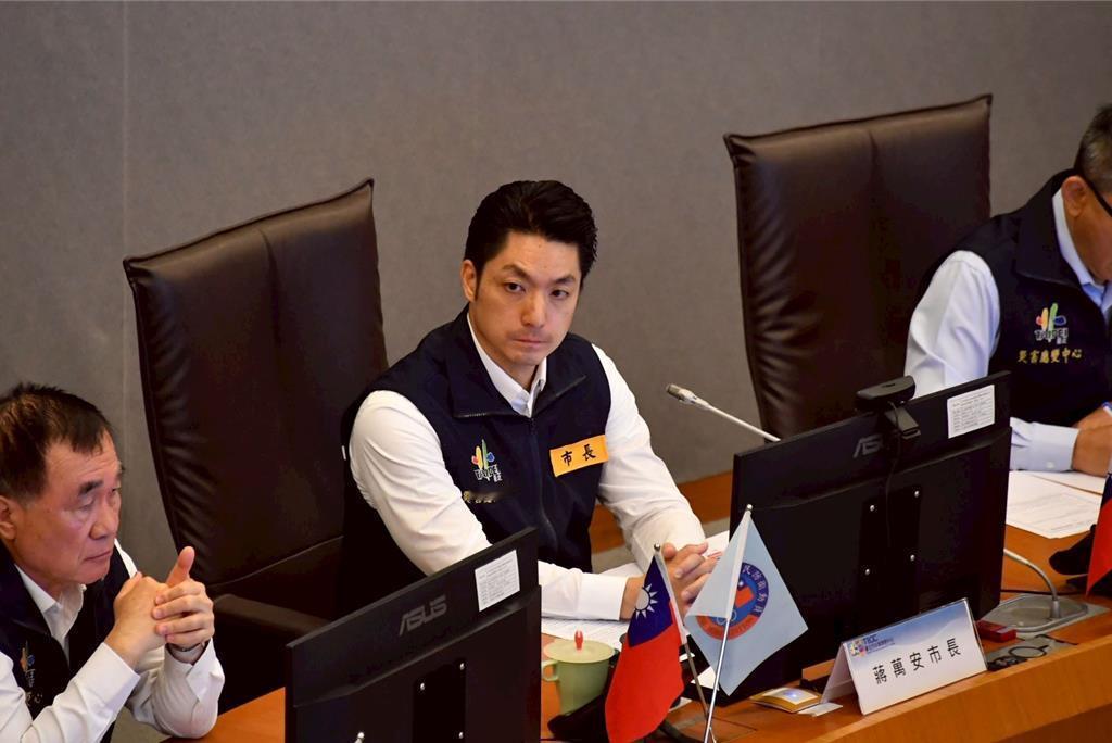 凤凰台风逐渐朝台湾逼近，气象署今（11）日清晨5点半发布陆上台风警报。昨晚台北市