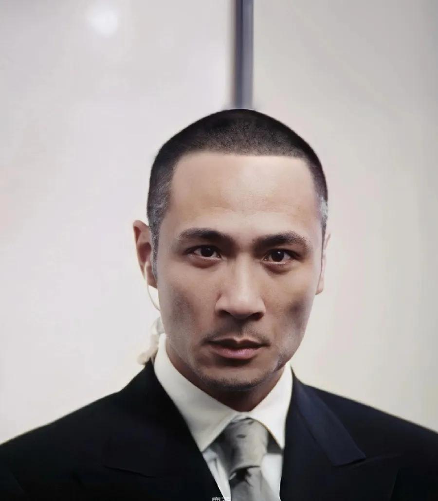 王星应该感谢吴镇宇，现在像是换了个人，眼神肉眼可见的有神了！当然，眼神这一赛