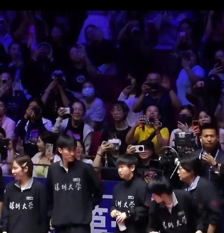这届球迷太专一了，就盯着一个人，把所有的爱都给了她。乒超联赛上，这一幕似曾相识