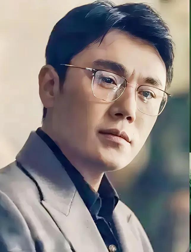 秦昊，麻烦你下次演戏的时候不要戴眼镜了，我怕观众会被你吓哭了。秦昊真的是一个