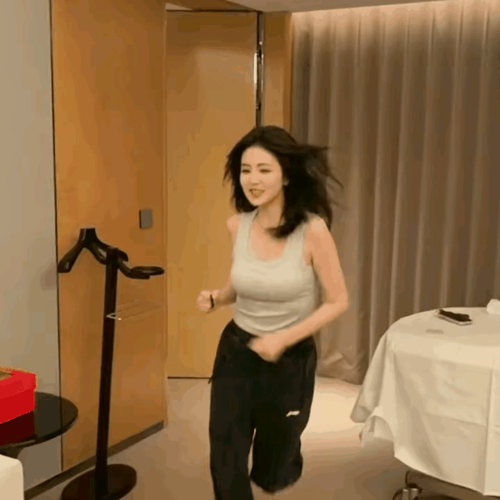 白鹿一出场真的惊到我了！这身材跟我想象的不一样。一直以为，白鹿这种小脸的美女，身