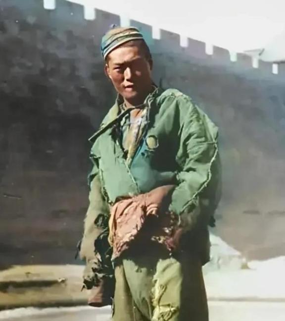 清光绪年间，安徽歙县人蒋七以长途贩猪为业，到了年底他去江西景德镇收账，回来时路过