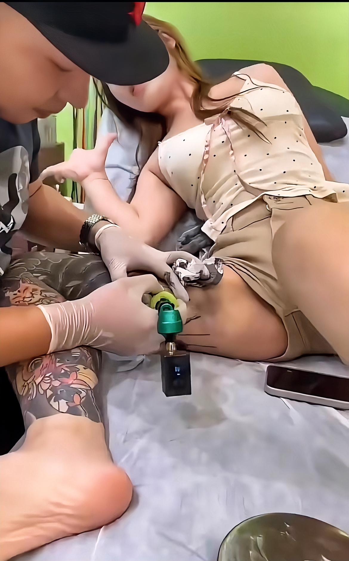 这女孩就是在作妖！在私处或接近私处的地方纹身，这女孩基本就废了。最上火的