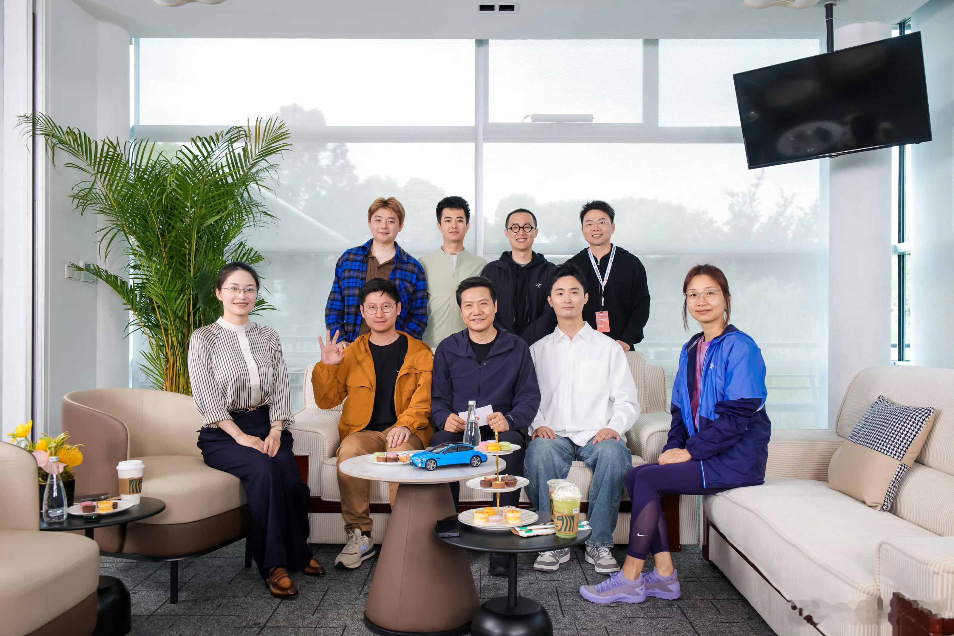 雷总嘴上说着我也不想这么拼，我也想休息，但脚步却一点也没停。刚完成北京到上海13