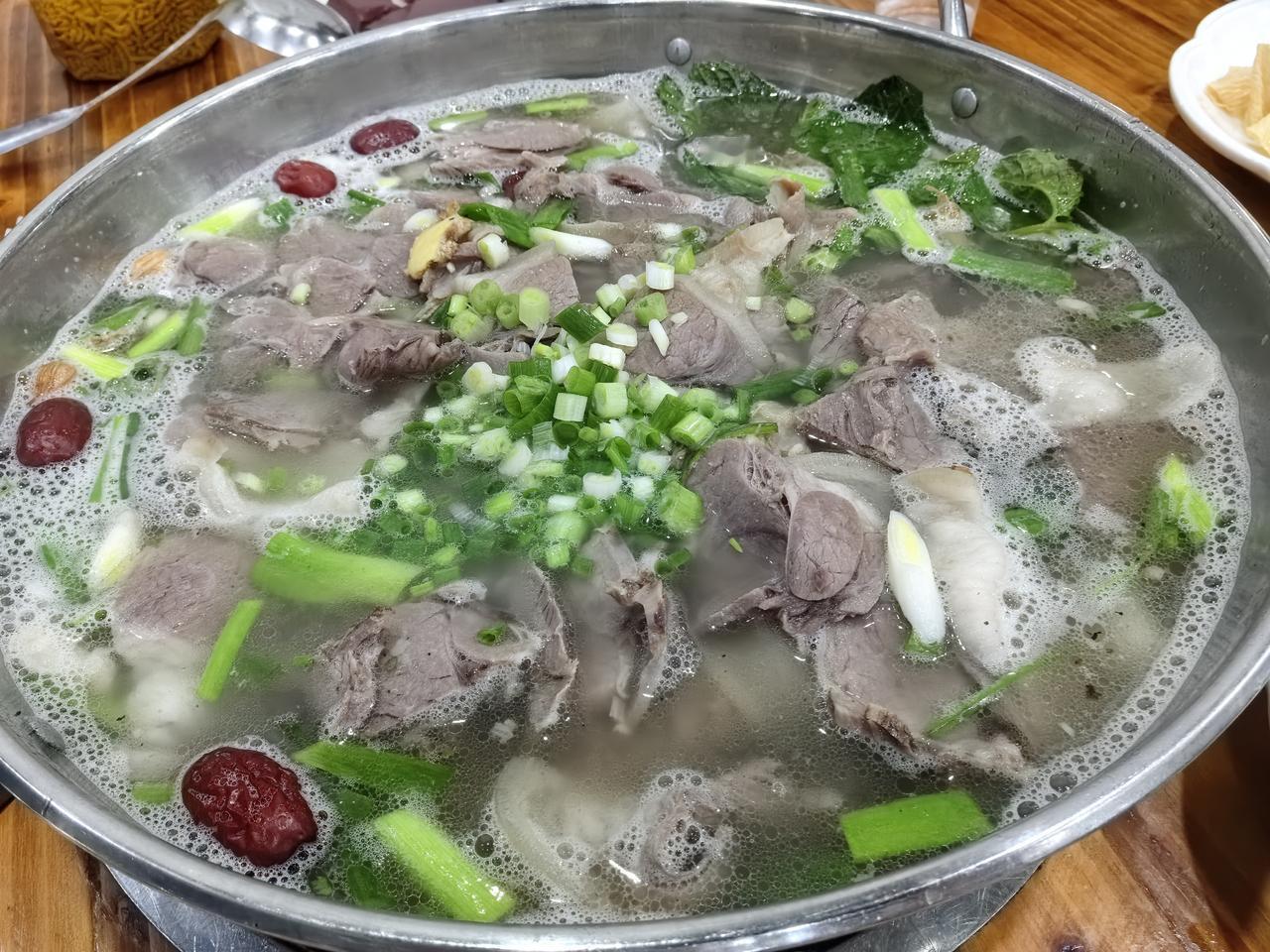 在花江吃狗肉火锅，老板娘送了凉菜送水煮，送了水煮送饮料，送了饮料不过瘾最后连我们