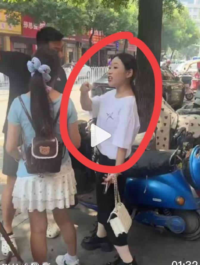 长沙这个穿白衣服的女子人肉占车位，和想要停车的夫妻发生冲突，白衣女子扬言他们要敢