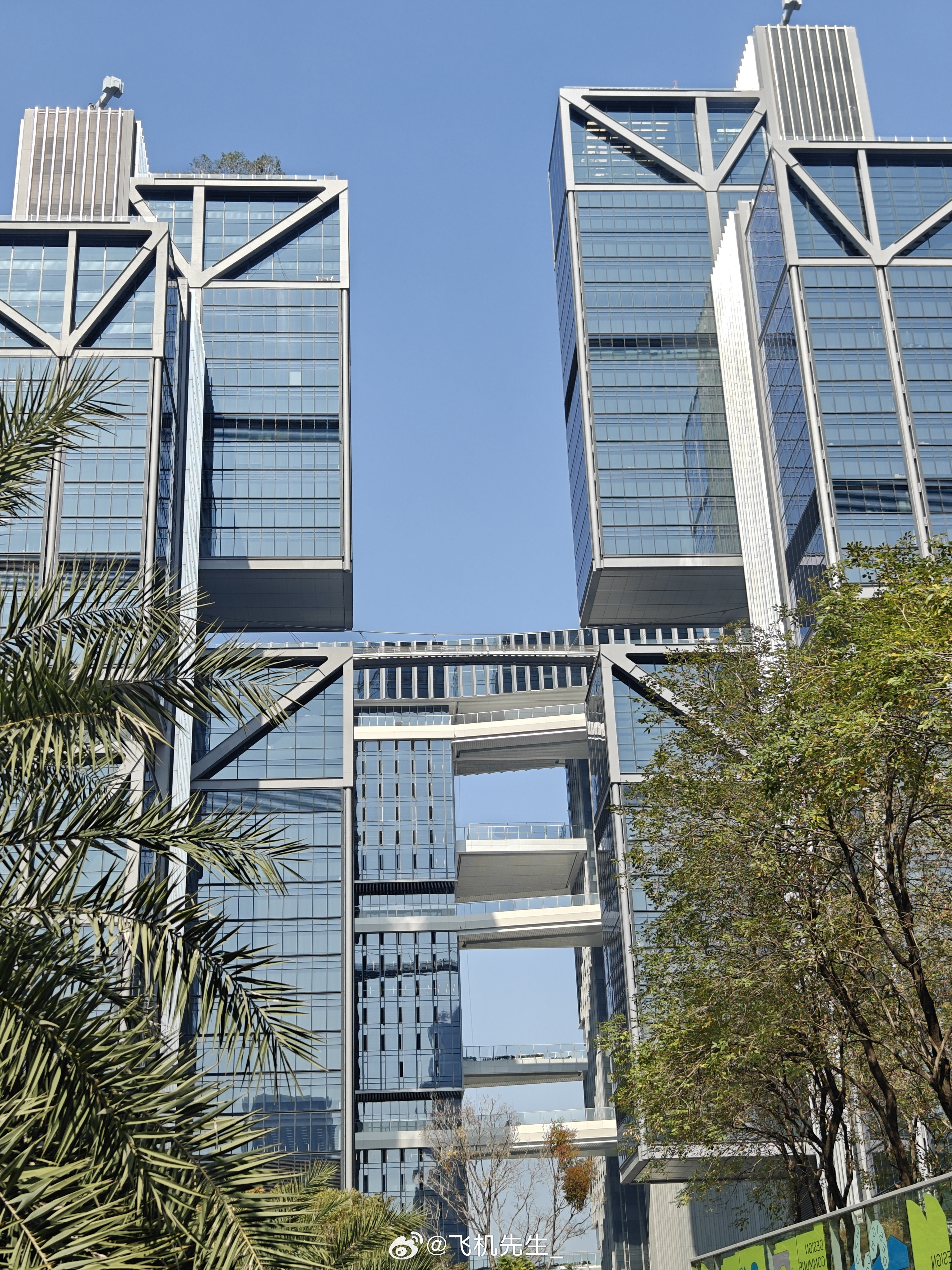 普联的新大楼建起来后，大疆天空之城的天空廊桥直接被挡没了，后面有更多还有更粗的廊