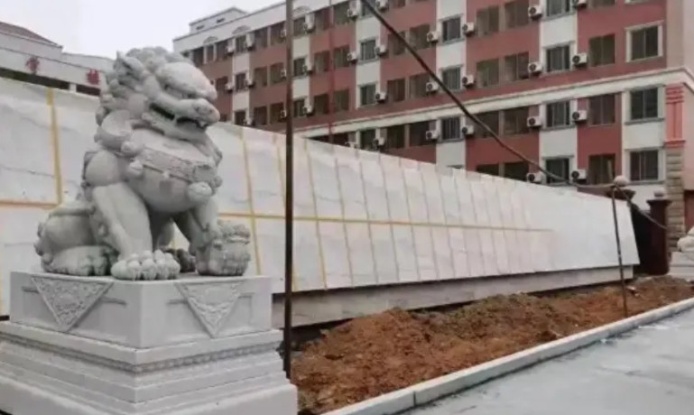 “太炸裂!”2018年江苏，一男子到寺院参拜，遇到主持翻建寺庙化缘，男子没钱给，