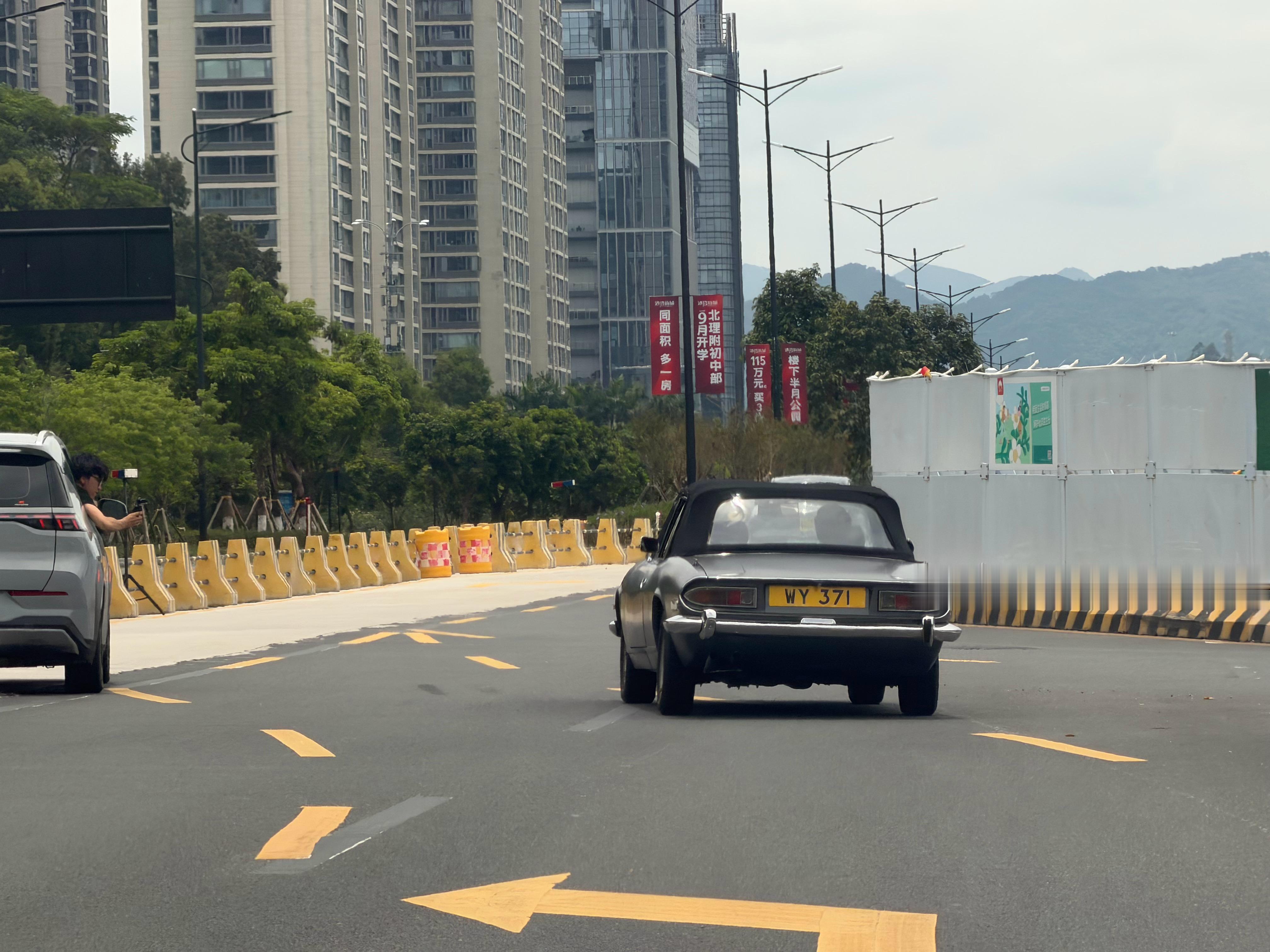 珠海不知道哪个媒体老师在拍澳门过来的老爷车…这老爷车看起来挺特别的。珠海·珠海
