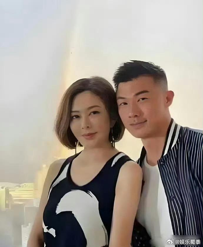 这是关之琳的模特男友，小伙子27岁，关之琳62岁，两人相差35岁。​​​