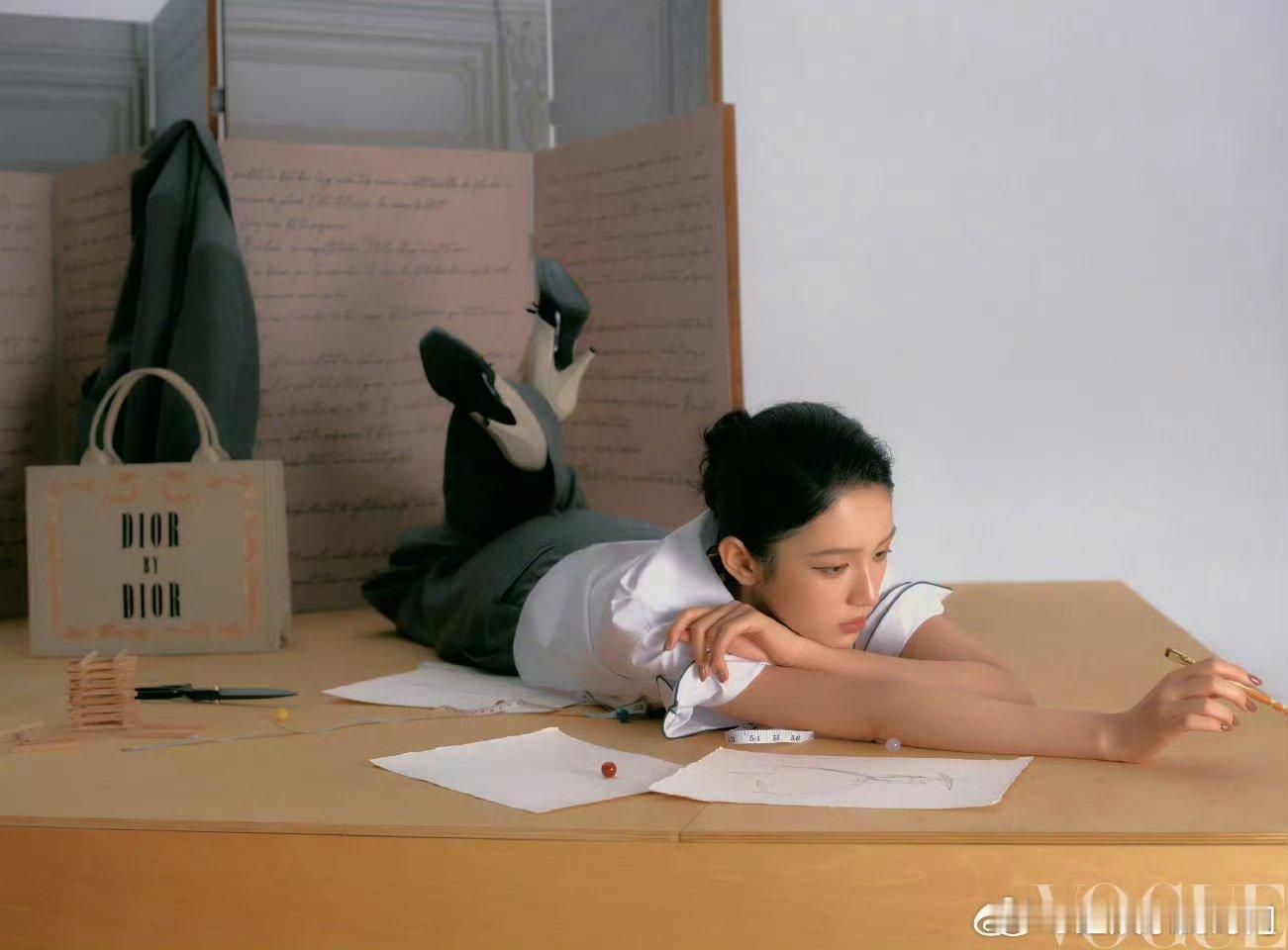 周也油画里走出来的少女油画少女周也名不虚传！自带高级时尚感，站在那里就美成一