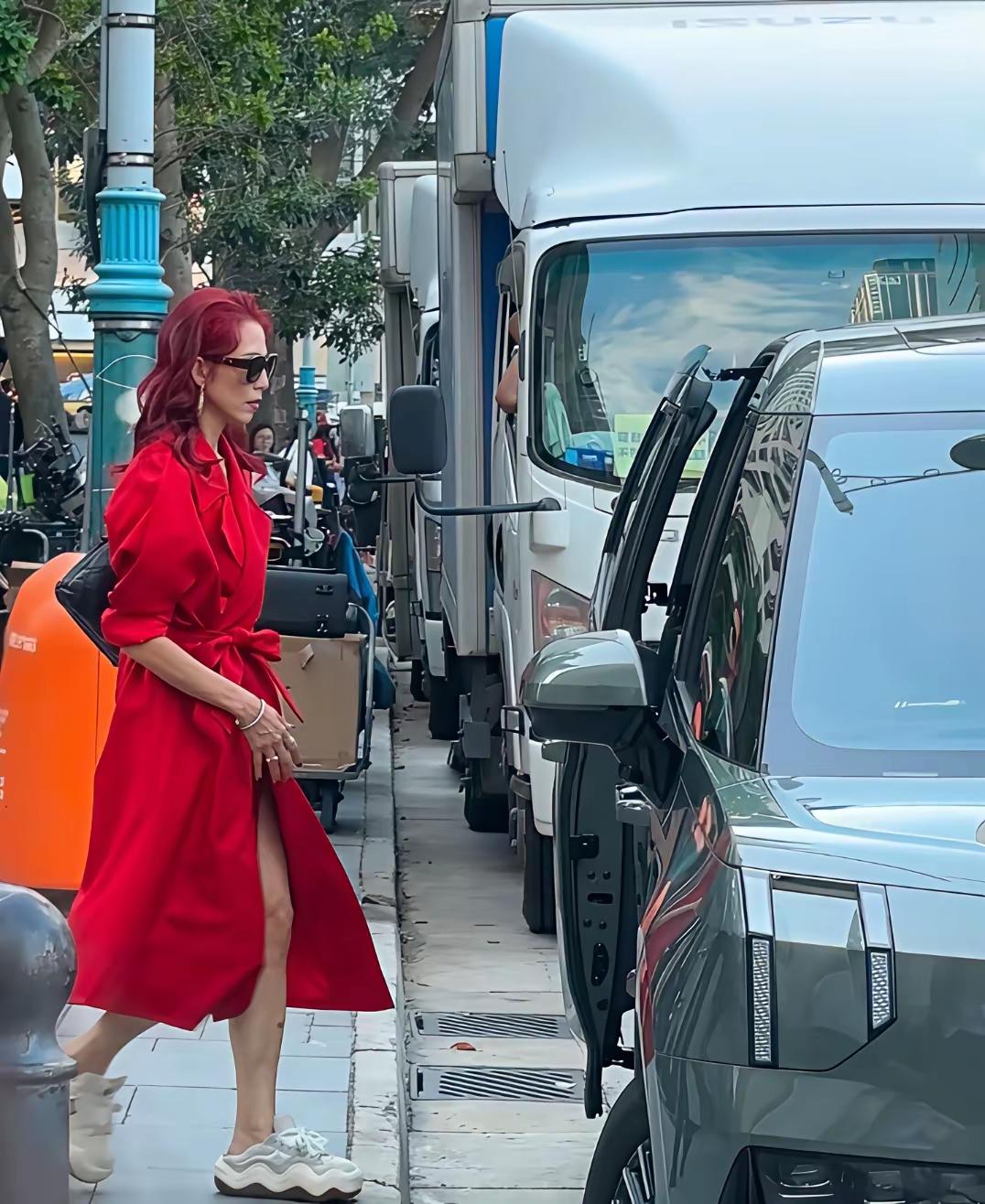 蔡少芬，红色头发配红色大衣好霸气。