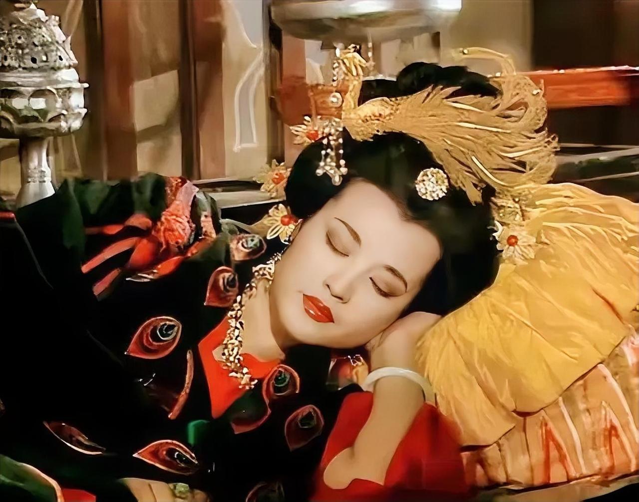 705年，武则天正做着美梦，宰相张柬之一脚把门踹开，冲着她的枕边手起刀落，两颗脑