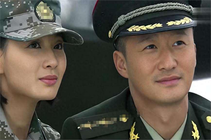 大连姑娘侯梦莎：从南大才女到“最美军花”，36岁嫁同行隐忍4年终怀孕，泪洒孕照背