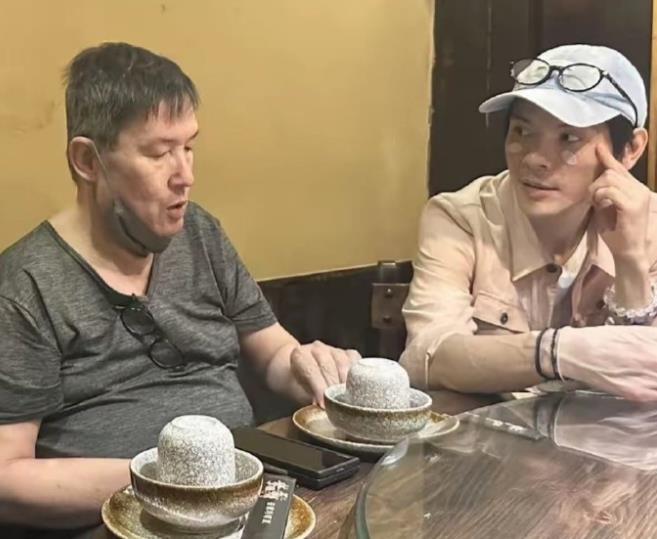 向佐又去台北看望老婆和岳父啦可能因为是家宴，郭碧婷没化妆，父女俩一起刷手机的画