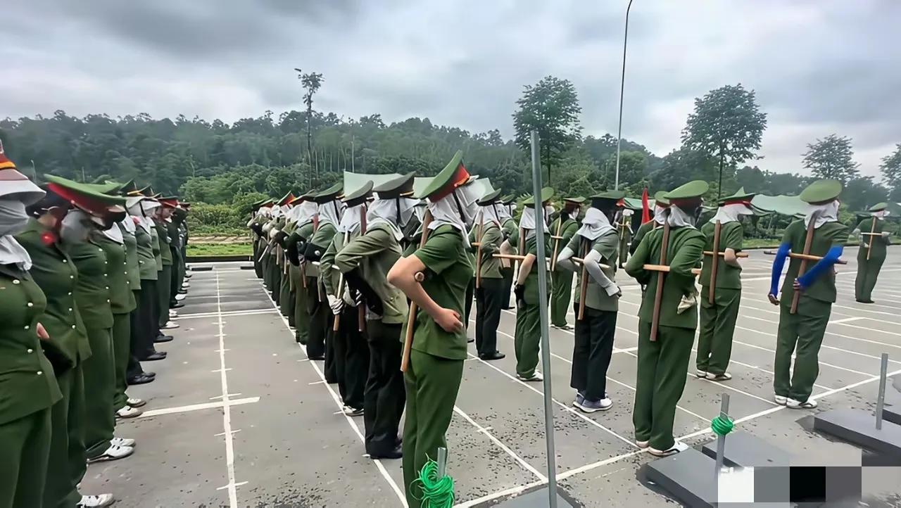 越南士兵苦练阅兵，可以看出越南的军事真不咋的。举办一场国家级的阅兵盛典，门面