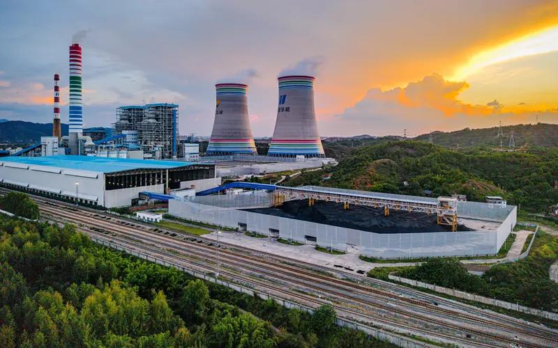 朋友去年年底看到网上所谓的股神，推荐的国投电力。脑子一热就冲了进去，结果刚买完就