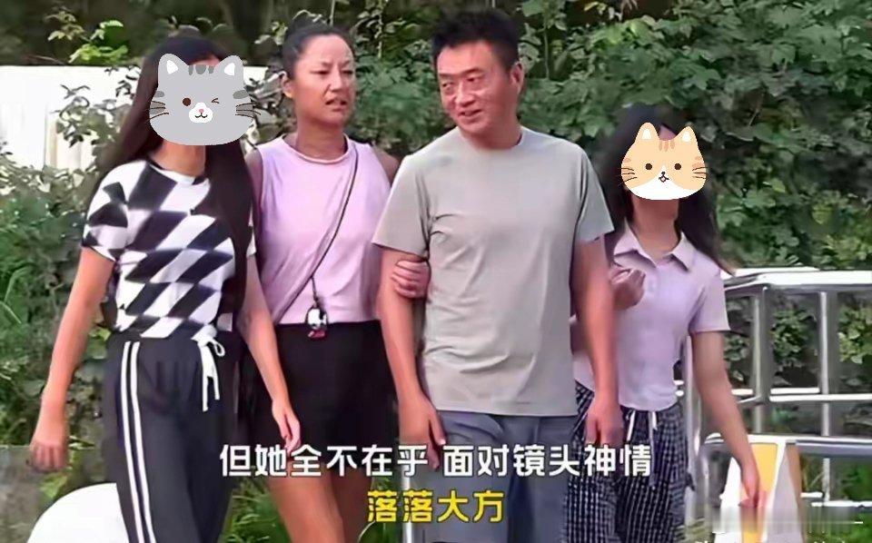 瞿颖机长老公终于露脸！又高又帅像明星，俩继女身材也惊艳众人
