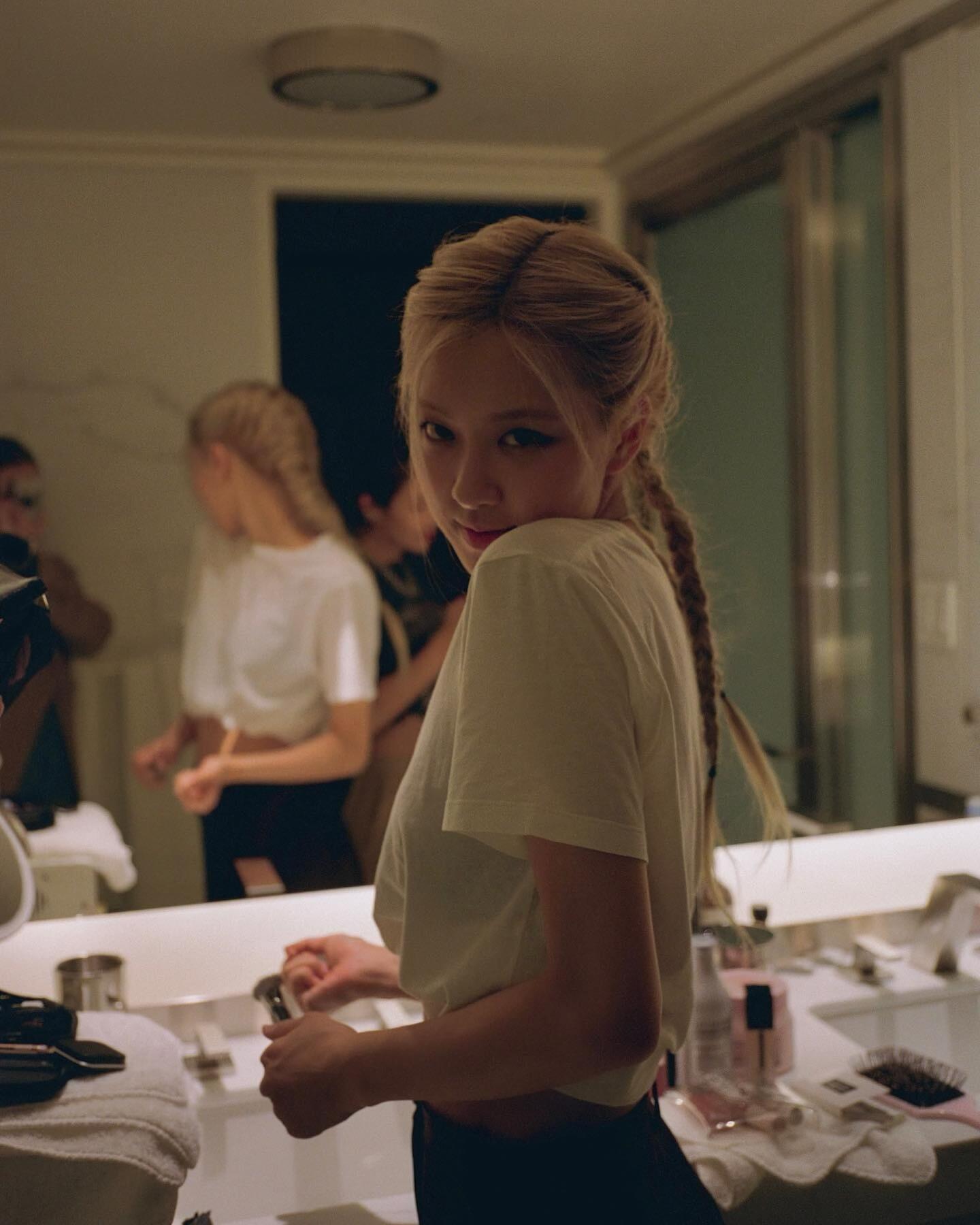 这组白T➕黑色短裤也是超经典的一组（ROSÉ 朴彩英