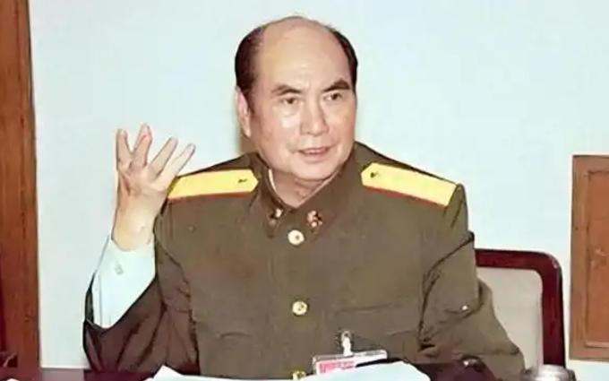 从胶东八路军战士到军委副主席，张万年67岁履新第一件事，给毛主席唯一在世的儿子解
