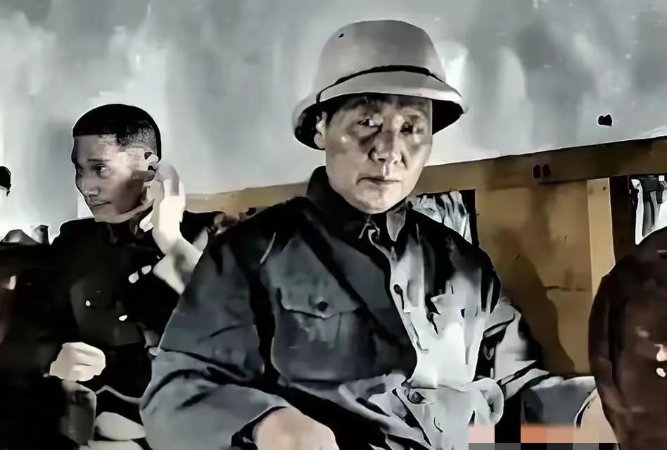 这是一张伟人去重庆谈判时坐在飞机上的罕见照片，表情凝重，但是不入虎穴，怎么焉得虎