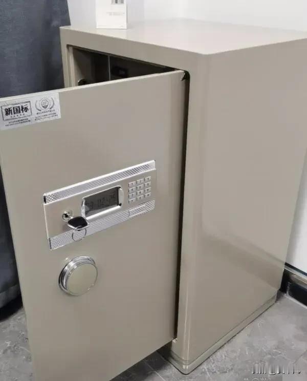 我跟你说，这事儿可真比电视剧还精彩！就深圳那边，有个寄宿学校，学生手机不是都