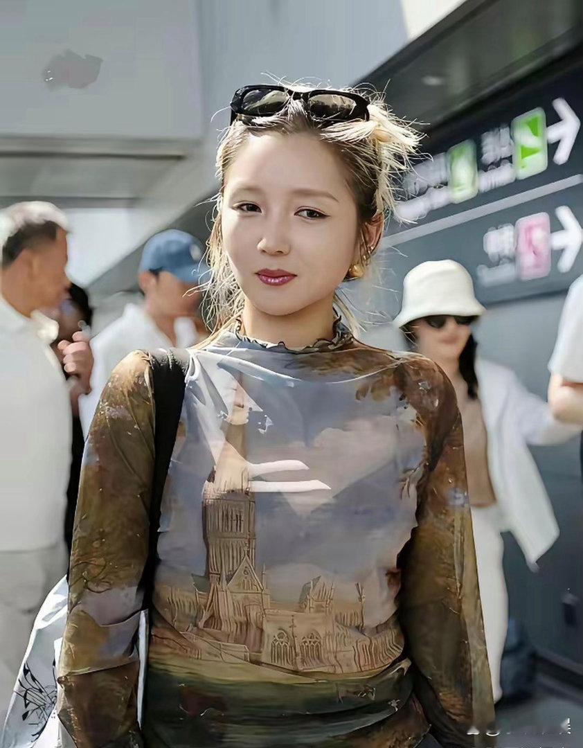 何洁现身成都，状态惊艳众人，颜值直接美出天际。如今的她愈发好看，容貌出众，看着年